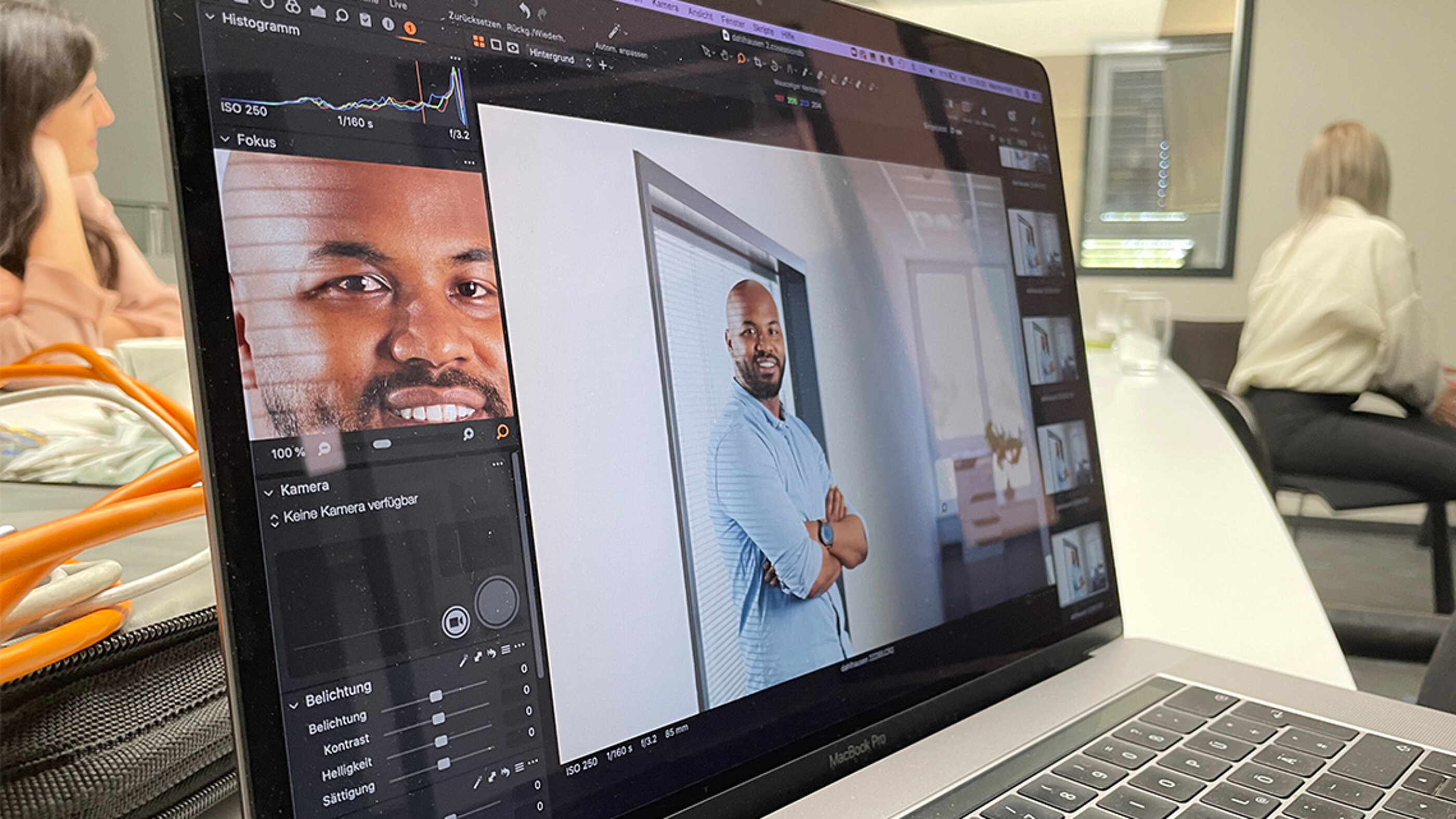 Das Employer Branding braucht authentische Gesichter und Geschichten, um glaubwürdig zu sein. Laptop Monitor mit Bild aus einem Fotoshooting für eine Employer Branding Kampagne.