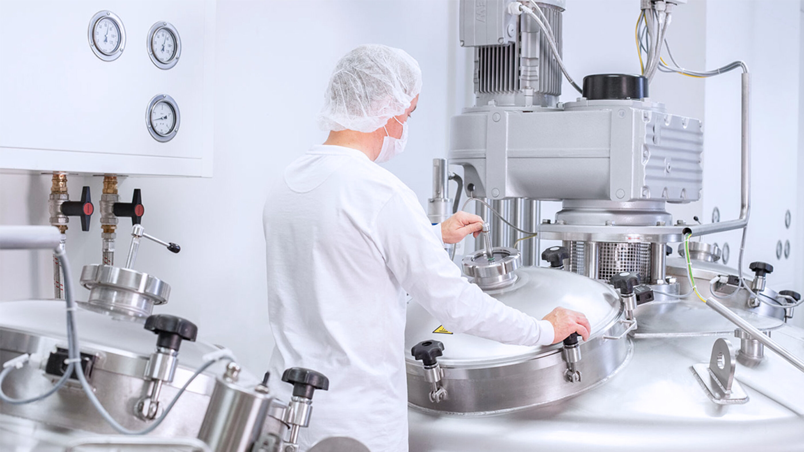 Die Marken-Bildwelt gibt einen Einblick, wie unter Reinraum-Bedingungen die Gießmasse zur Pastillen-Produktion hergestellt wird. Die BOLDER Arzneimittel Bildwelt zeigt einen Mitarbeiter, der einen Kessel mit Gießmasse für die Pastillen Produktion verschließt.