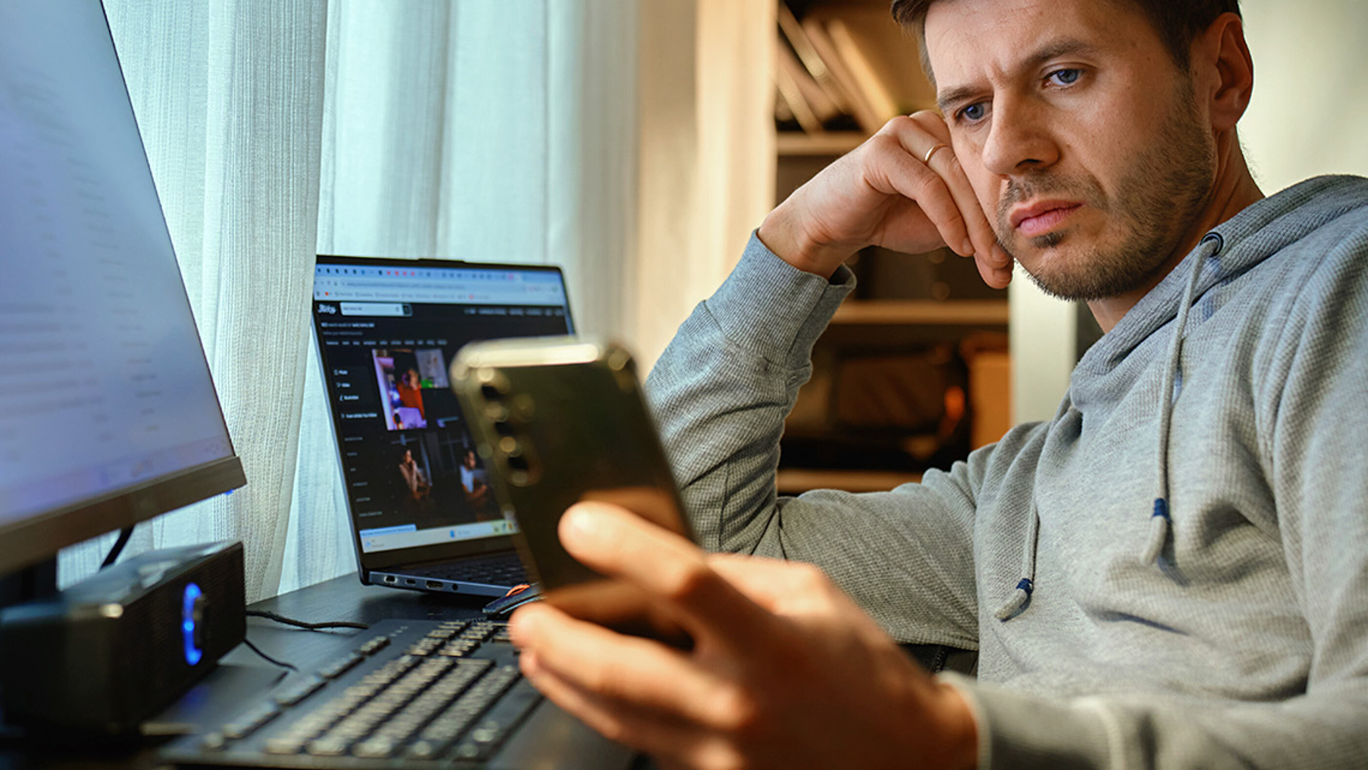 Ein abgelenkter T-Systems-/Telekom-Mitarbeiter erhält eine Phishing-Mail. Ein gestresster T-Systems-/Telekom-Mitarbeiter erhält eine Phishing-Mail über sein Smartphone.