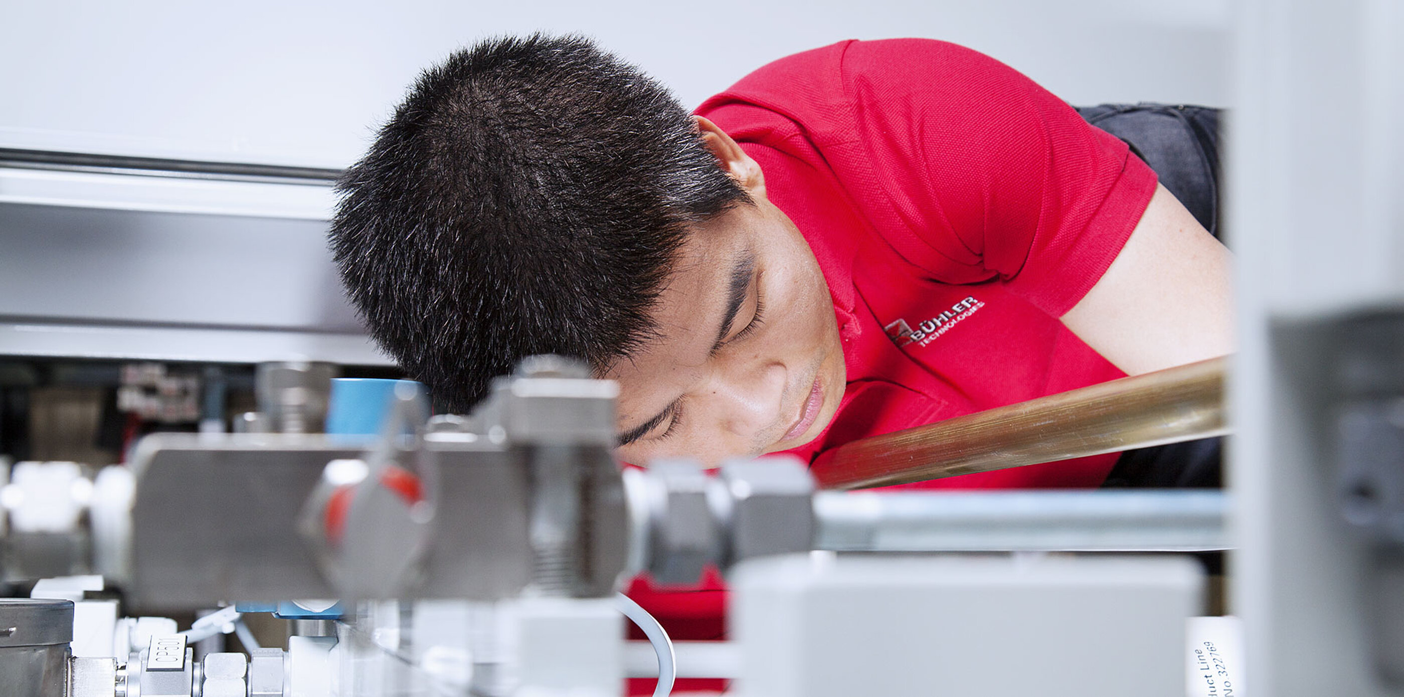 Ein BÜHLER Technologies Monteur baut Messtechnik in ein Hydrauliksystem ein. Ein BÜHLER Technologies Monteur baut Messtechnik in eine Anlage ein.
