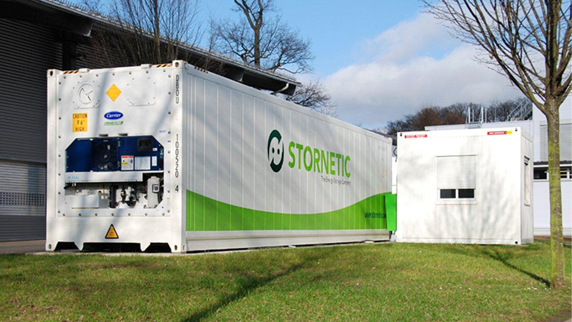 Die STORNETIC Systemlösung DuraStor® ist ein Container, der mit einer dem Energiebedarf entsprechenden Anzahl an Schwungrädern EnWheel® ausgestattet ist und vor einem Produktionsstandort steht.