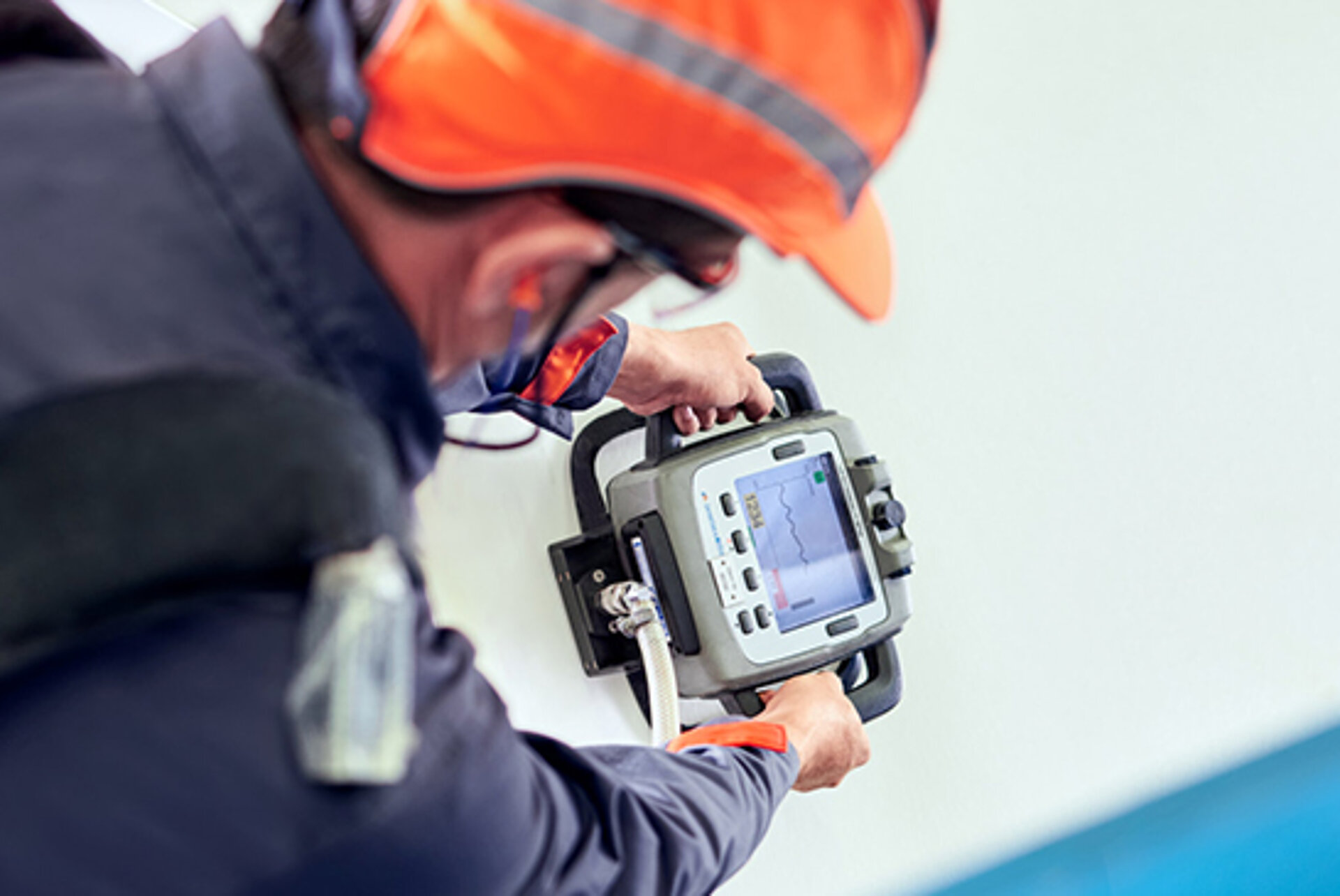 Ein Service-Techniker von Heimbach führt eine FELT-PERM-Analyse an der Papiermaschine durch, bei der die Wasserdurchlässigkeit des Pressfilzes gemessen wird.