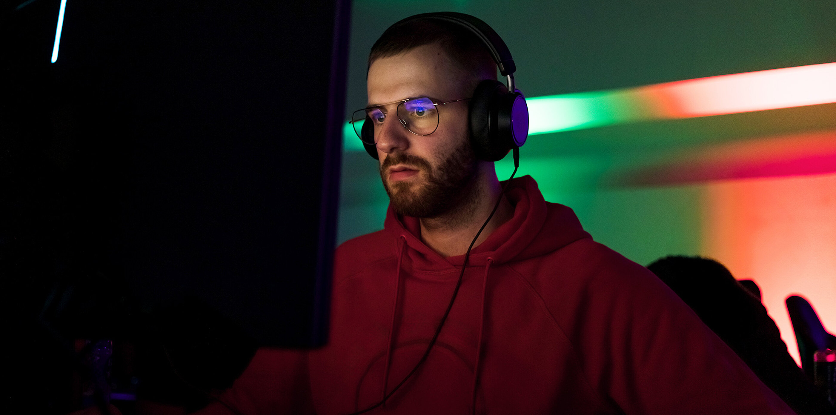 Ein T-Systems-/Telekom-Mitarbeiter spielt das neue Cyber Security Game. Ein T-Systems-/Telekom-Mitarbeiter schaut konzentriert auf seinen Bildschirm und spielt das neue Cyber Security Game.