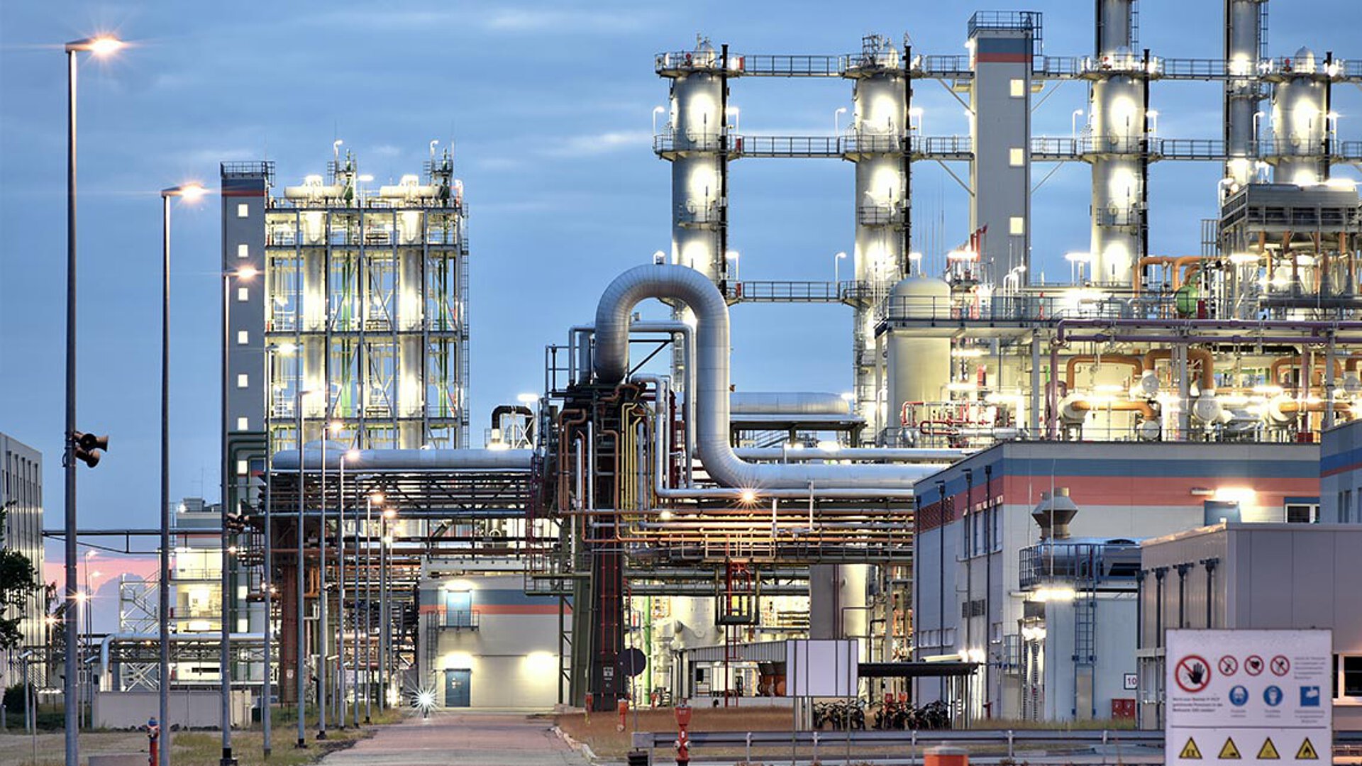 Eine Fabrik, die für ihre Produktionsprozesse viel Energie benötigt und damit verlässlich versorgt werden muss.