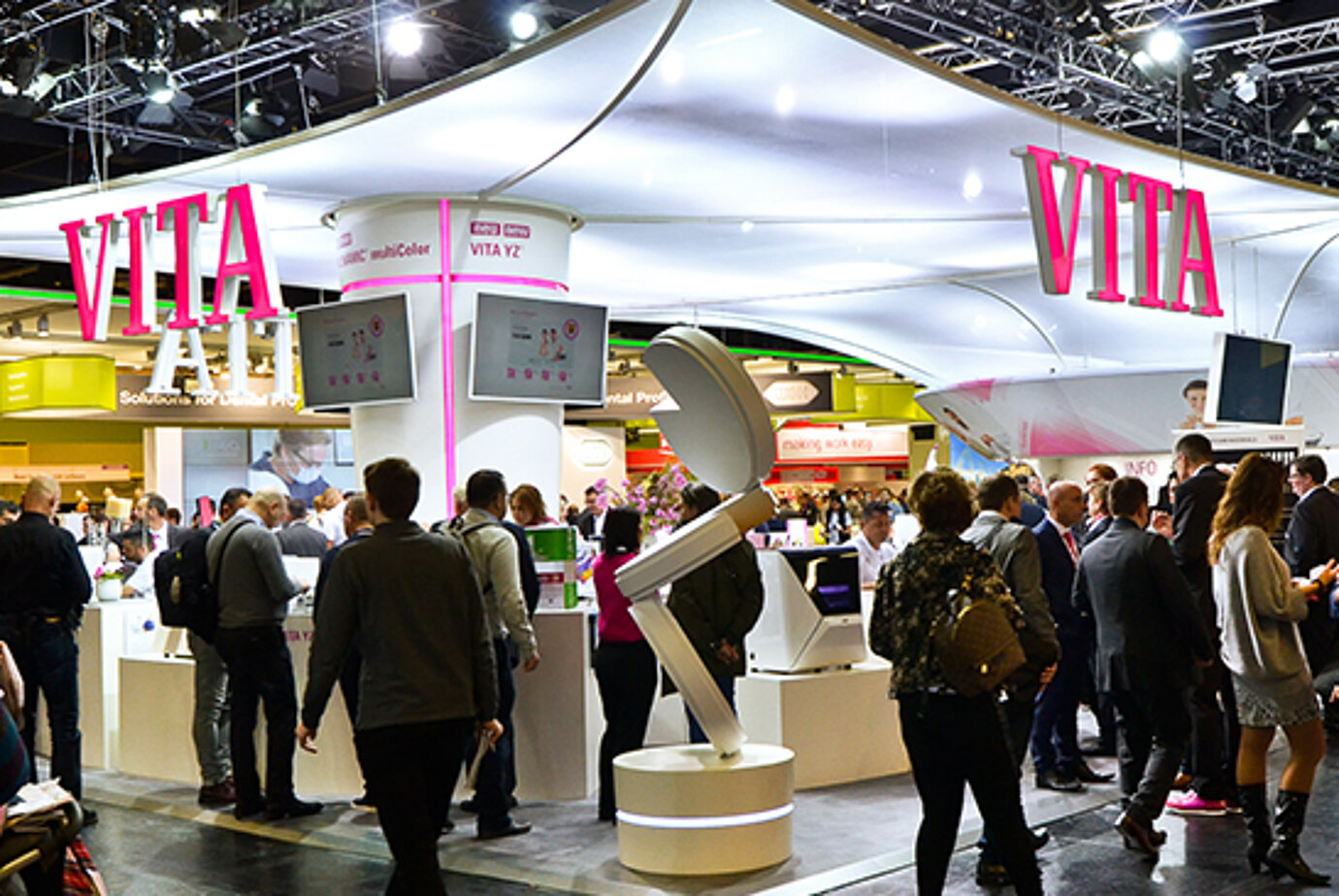 Logo, Farben und Schrift sind wie Markierungen, die die Marke erkennbar und unterscheidbar machen. Logos und andere Corporate Design Elemente am Messestand der VITA Zahnfabrik.
