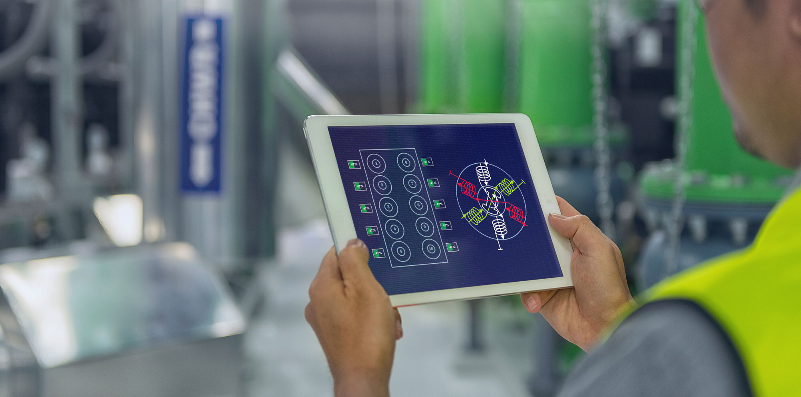 Die Schwungrad-Technologie von STORNETIC ermöglicht es, kinetische Energie zu speichern und im Bedarfsfall wieder abzugeben. Ein Ingenieur betrachtet auf einem Tablet ein Dashboard, das den Ladezustand der Schwungräder anzeigt.