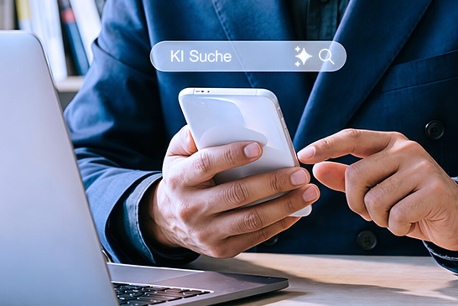 Person arbeitet am Smartphone mit KI-gestützter Suchfunktion im Browser