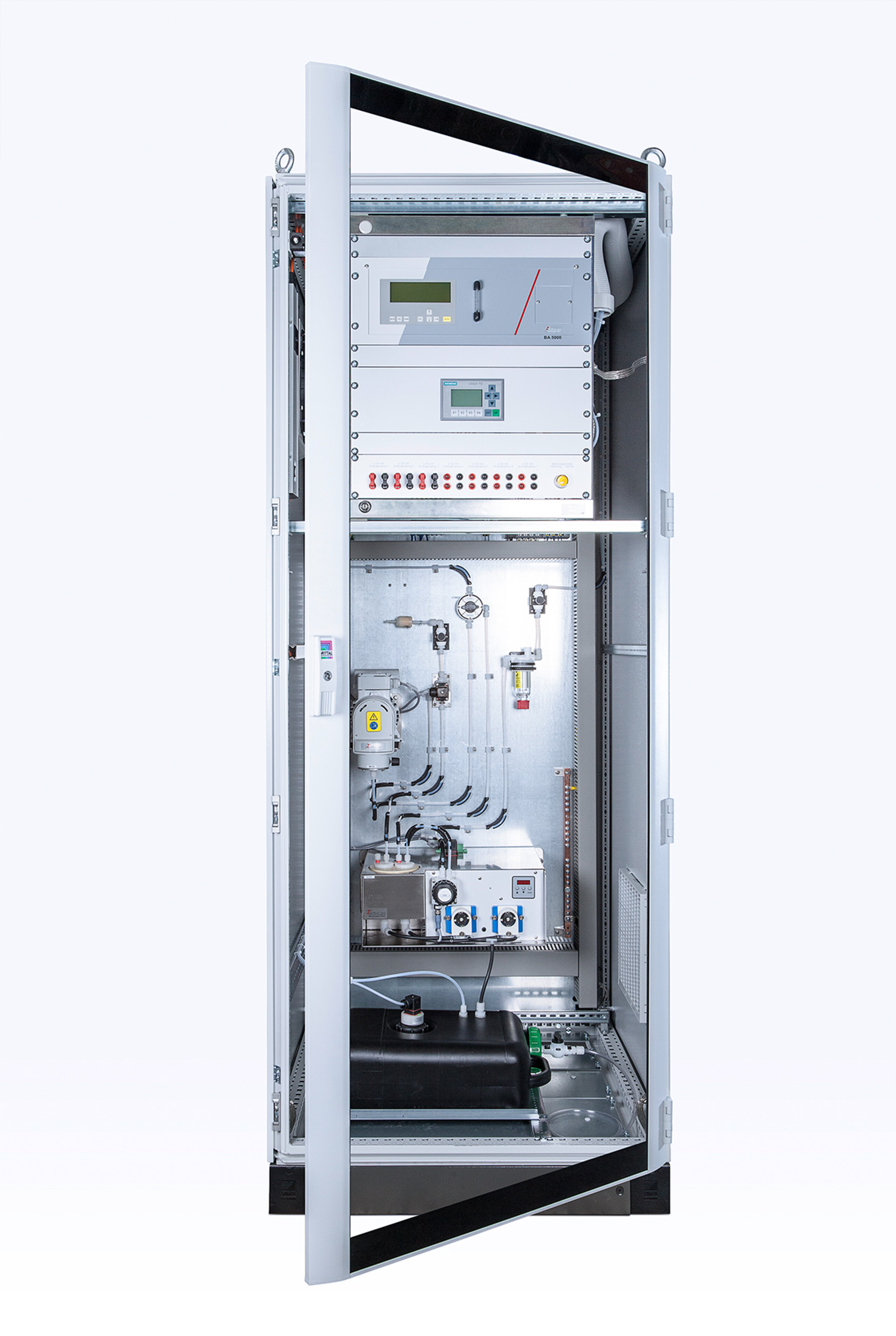 Das Produktbild eines Komplettsystems für Emissionsmessungen im neuen, hochwertigen, cleanen Marken-Look. Die BÜHLER Technologies Bildwelt zeigt ein Komplettsystem der Analysentechnik, das für Emissionsmessungen verwendet wird.