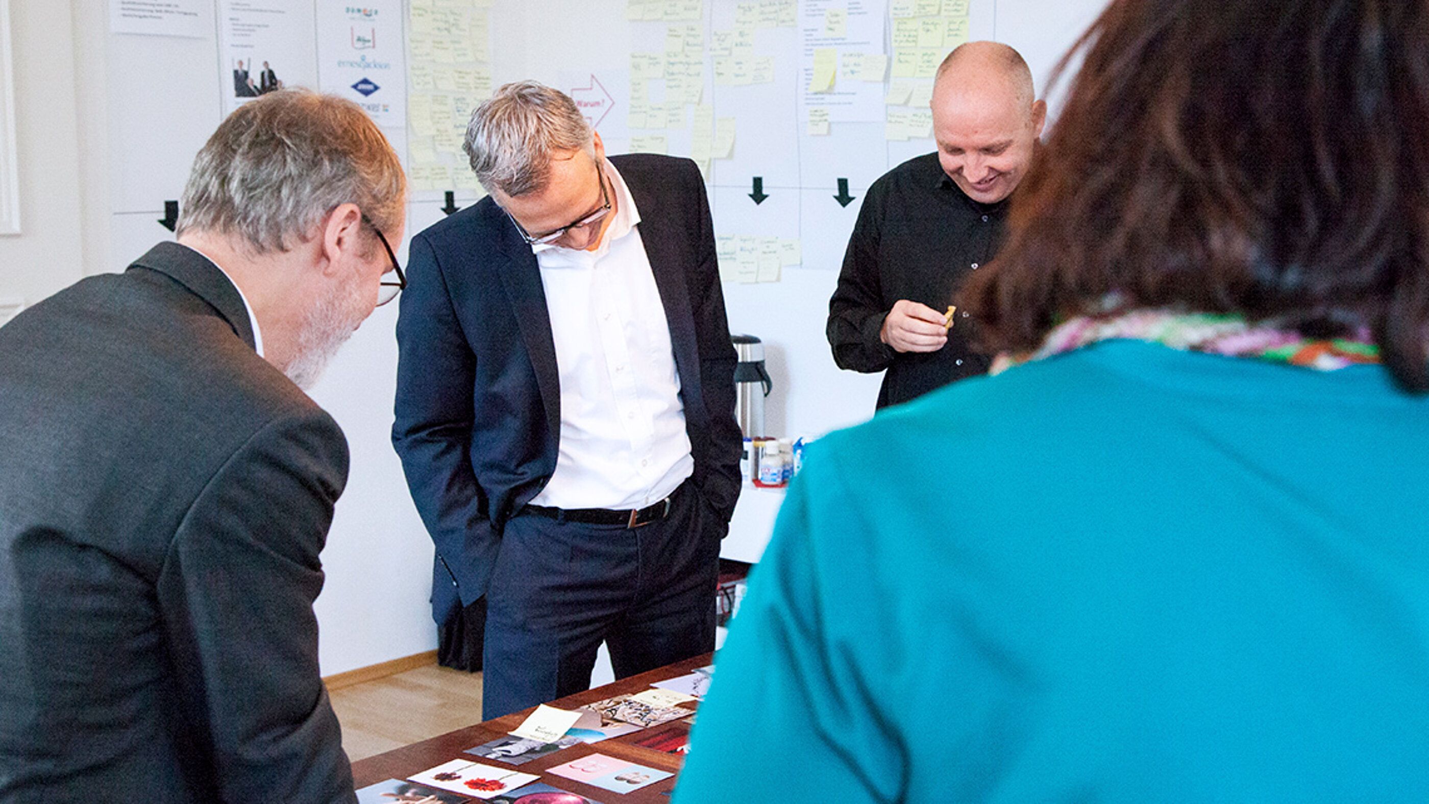 Bildkarten wecken Assoziationen und helfen dem Team zu beschreiben, was die Marke ausmacht. Management Team von BOLDER Arzneimittel sammelt anhand von Bildkarten Assoziationen zur Marke.
