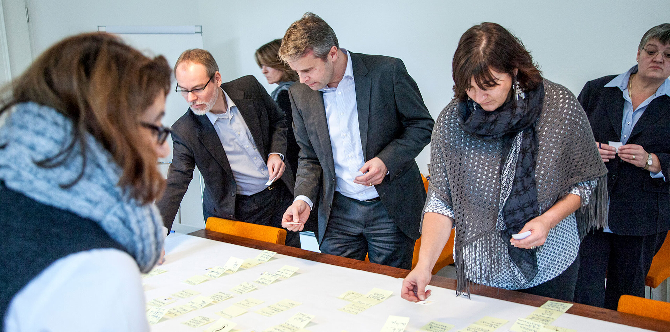 Ein Experten-Team, das das Unternehmen, die Produkte, die Kunden und Märkte kennt, entwickelt die Markenstrategie. Kunden in einem Markenstrategie Workshop bei den Freunden der Klarheit.