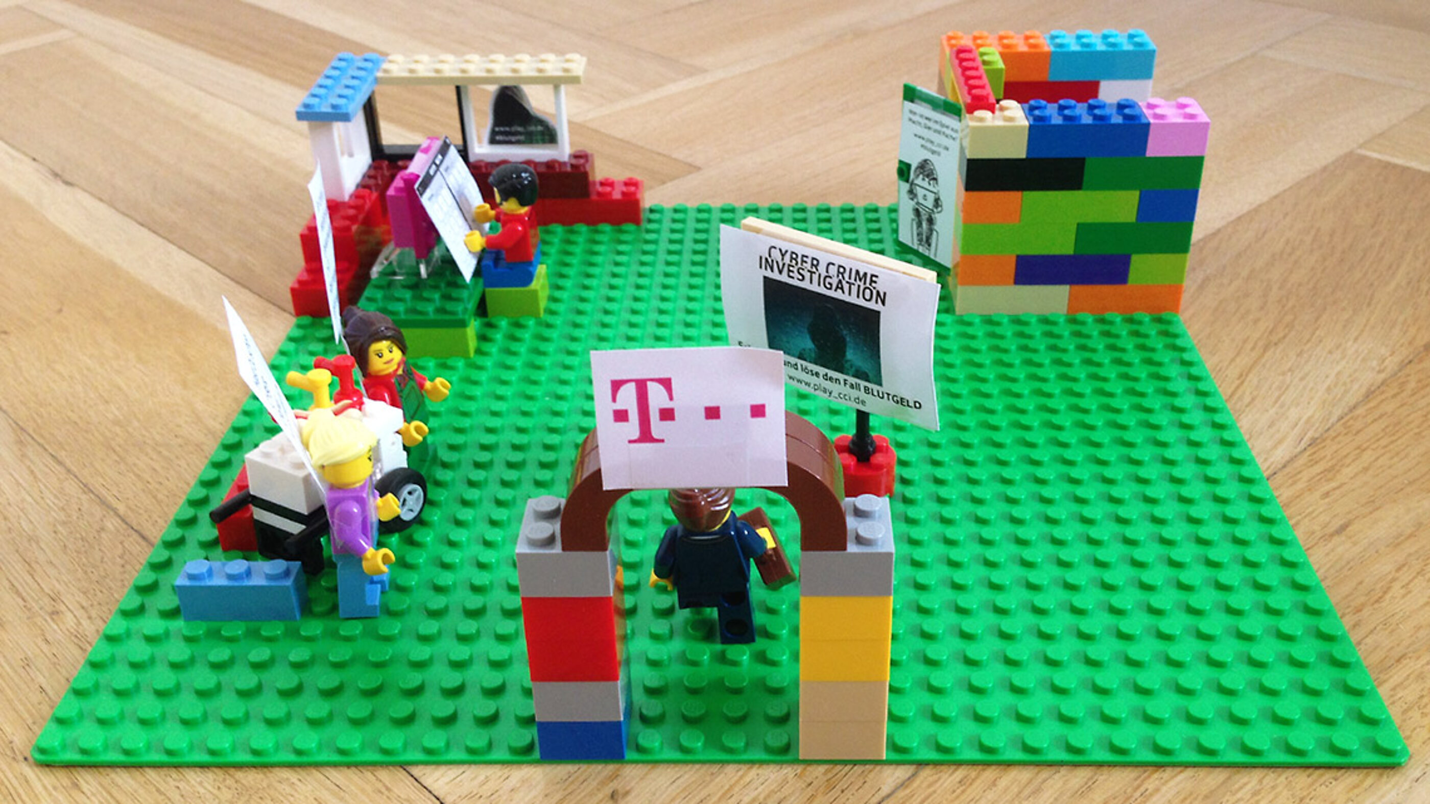 Mit der Employee Journey zu verschiedenen Touchpoints innerhalb eines T-Systems-/Telekom-Firmengebäudes Die Employee Journey zeigt verschiedene Touchpoints von T-Systems-/Telekom-Mitarbeitenden innerhalb eines Firmengebäudes.
