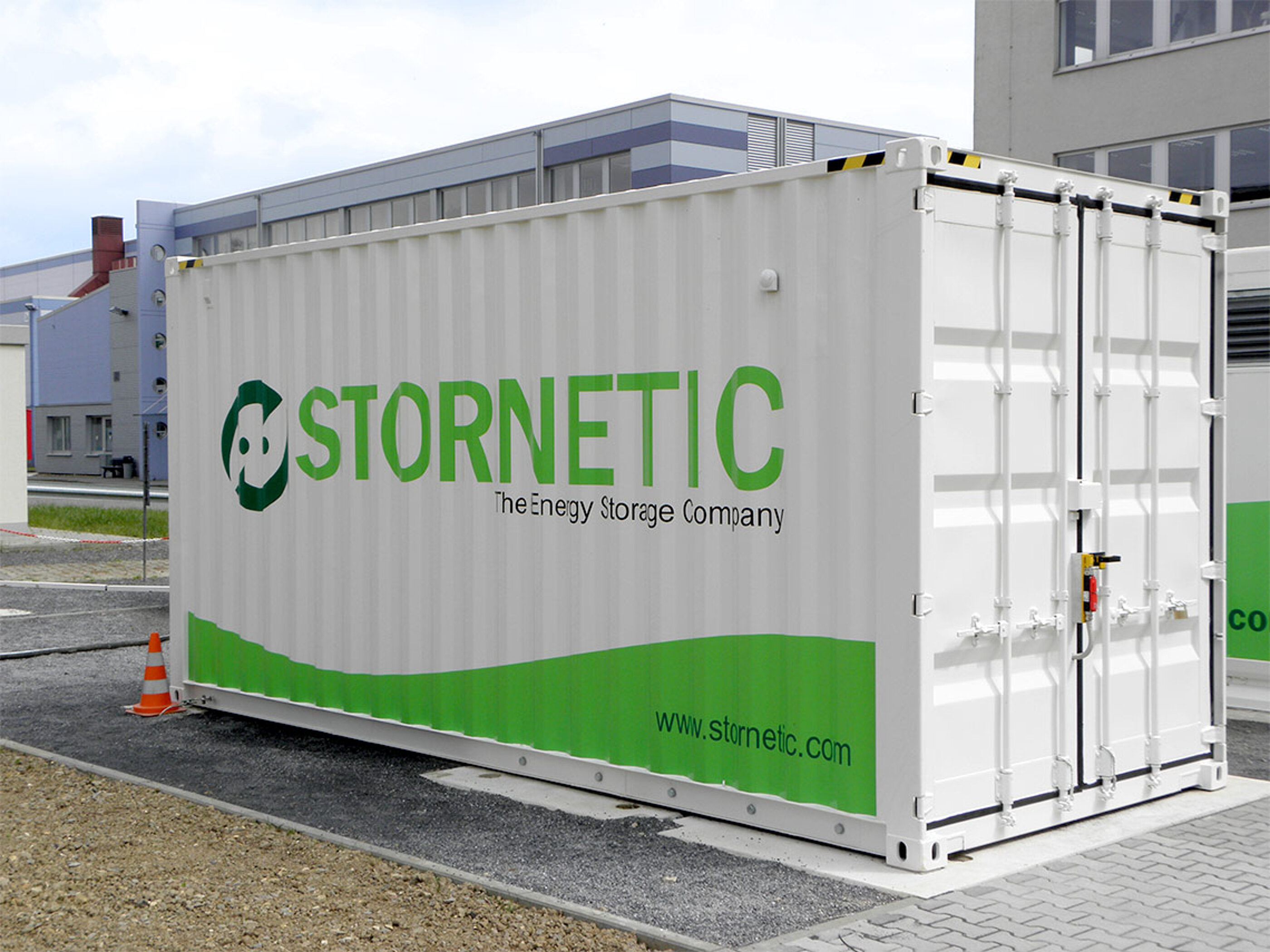 Die STORNETIC Systemlösung DuraStor® ist ein Container, der mit einer dem Energiebedarf entsprechenden Anzahl an Schwungrädern EnWheel® ausgestattet ist, mithilfe eines LKW transportiert und am Ort des Leistungsbezugs platziert werden kann. Die STORNETIC Systemlösung DuraStor® ist ein Container, der mit einer dem Energiebedarf entsprechenden Anzahl an Schwungrädern EnWheel® ausgestattet ist und am Ort des Leistungsbezugs aufgebaut wird.