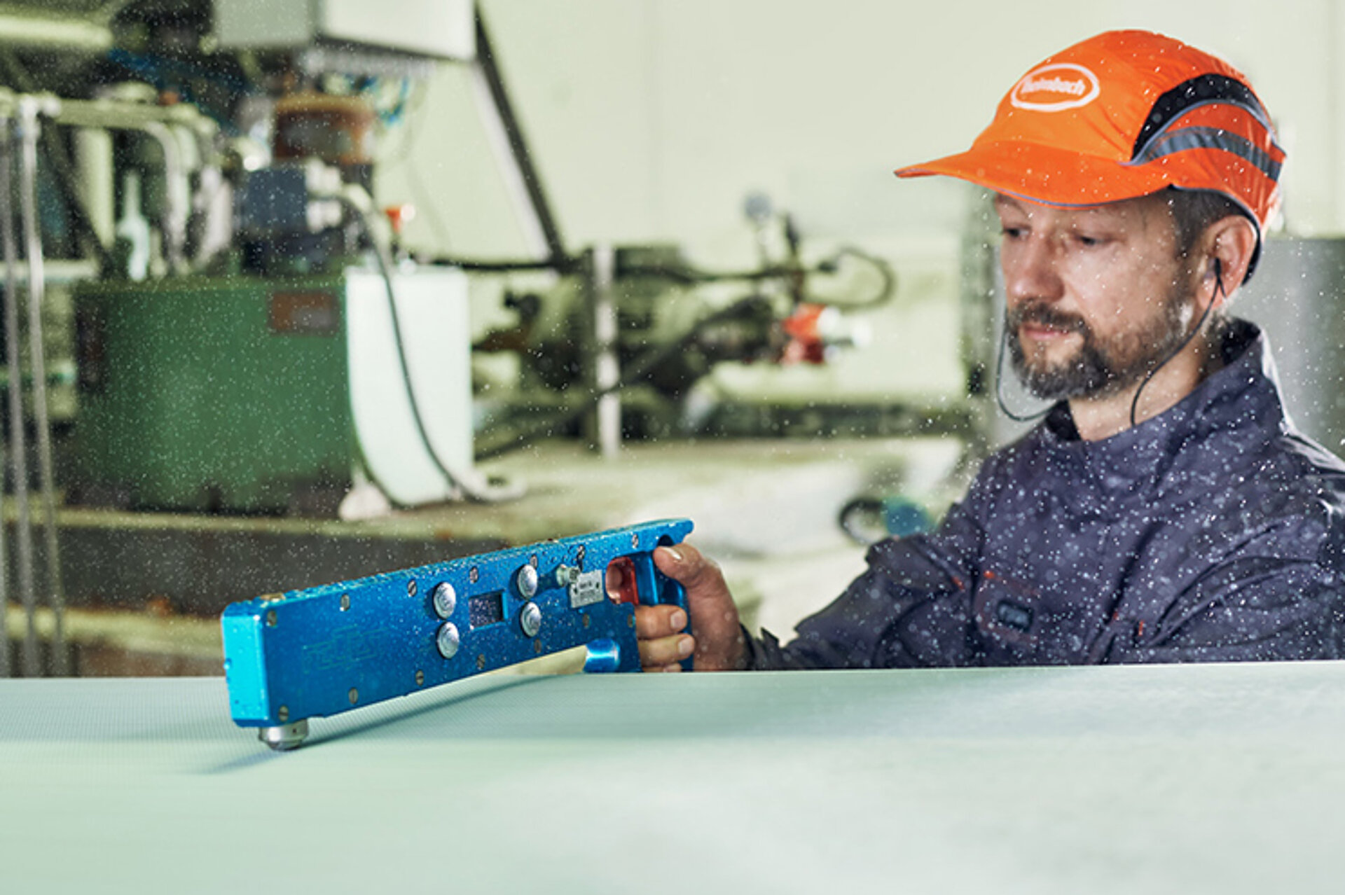 Nicht nur das Papier, sondern auch die Siebe, Filze und Transportbänder müssen in der Papierproduktion ständig kontrolliert werden. Performen die Materialien nicht gut, kann es zur Bildung von Falten oder Bahnabrissen kommen. Ein Mitarbeiter des technischen Services von Heimbach nimmt mithilfe einer Dickenmessgabel eine mechanische Nasssiebmessung an der Papiermaschine vor.