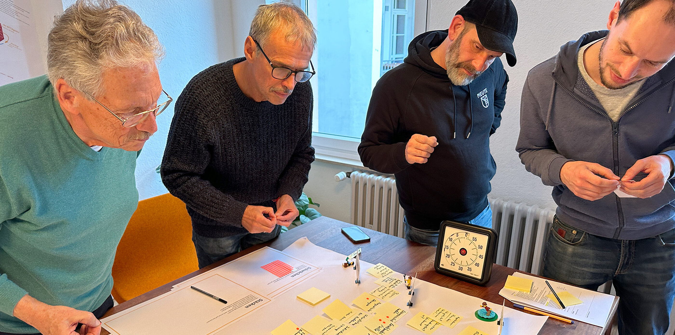 Ein interdisziplinäres Team arbeitet Methoden-gestützt an einer langfristigen Markenstrategie. Mitgleider des Messsystem-Anbieters NXT GmbH in einem Markenstrategie Workshop bei den Freunden der Klarheit.