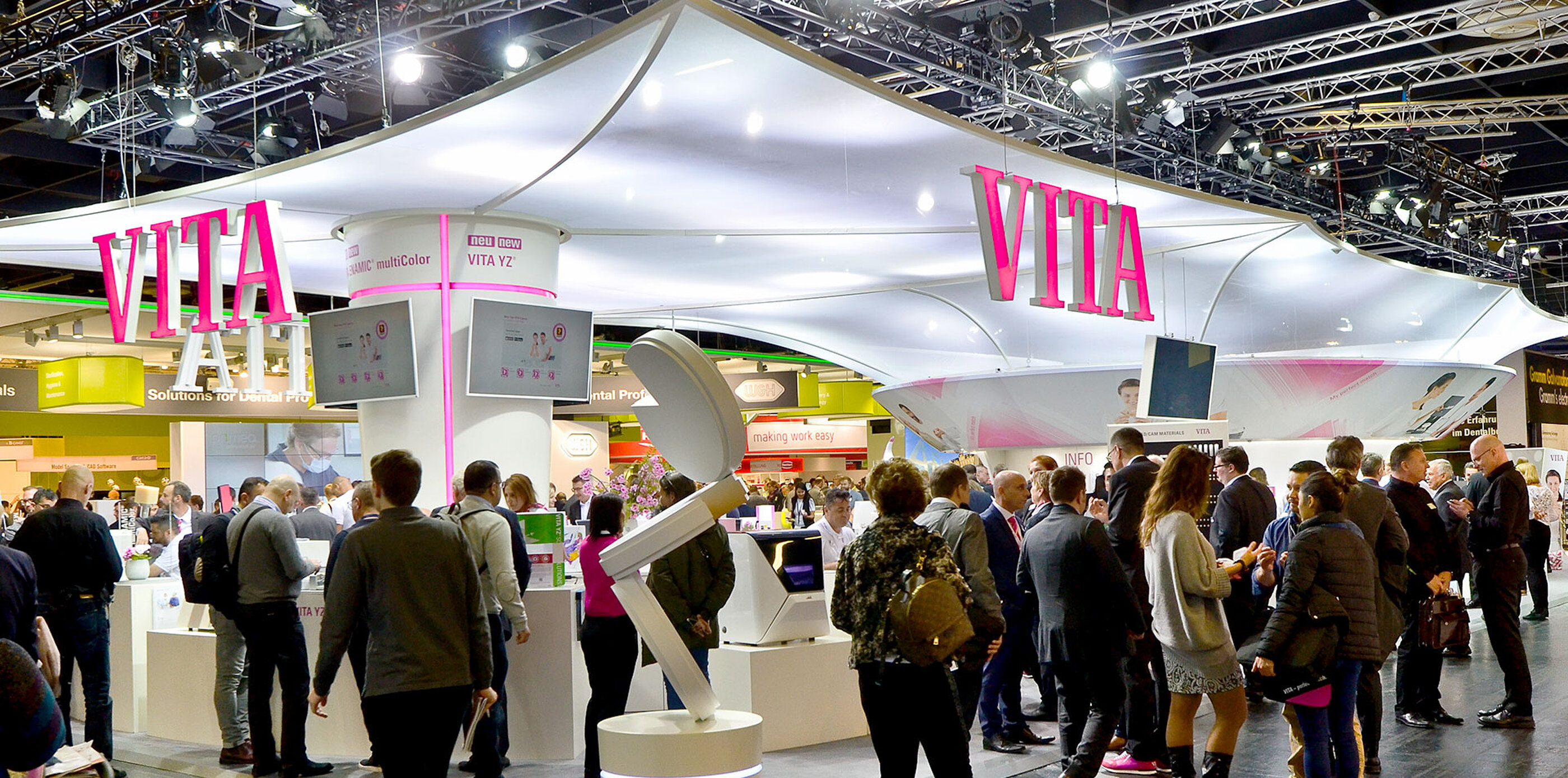 Logo, Farben und Schrift sind wie Markierungen, die die Marke erkennbar und unterscheidbar machen. Logo und andere Corporate Design Elemente am Messestand der VITA Zahnfabrik.