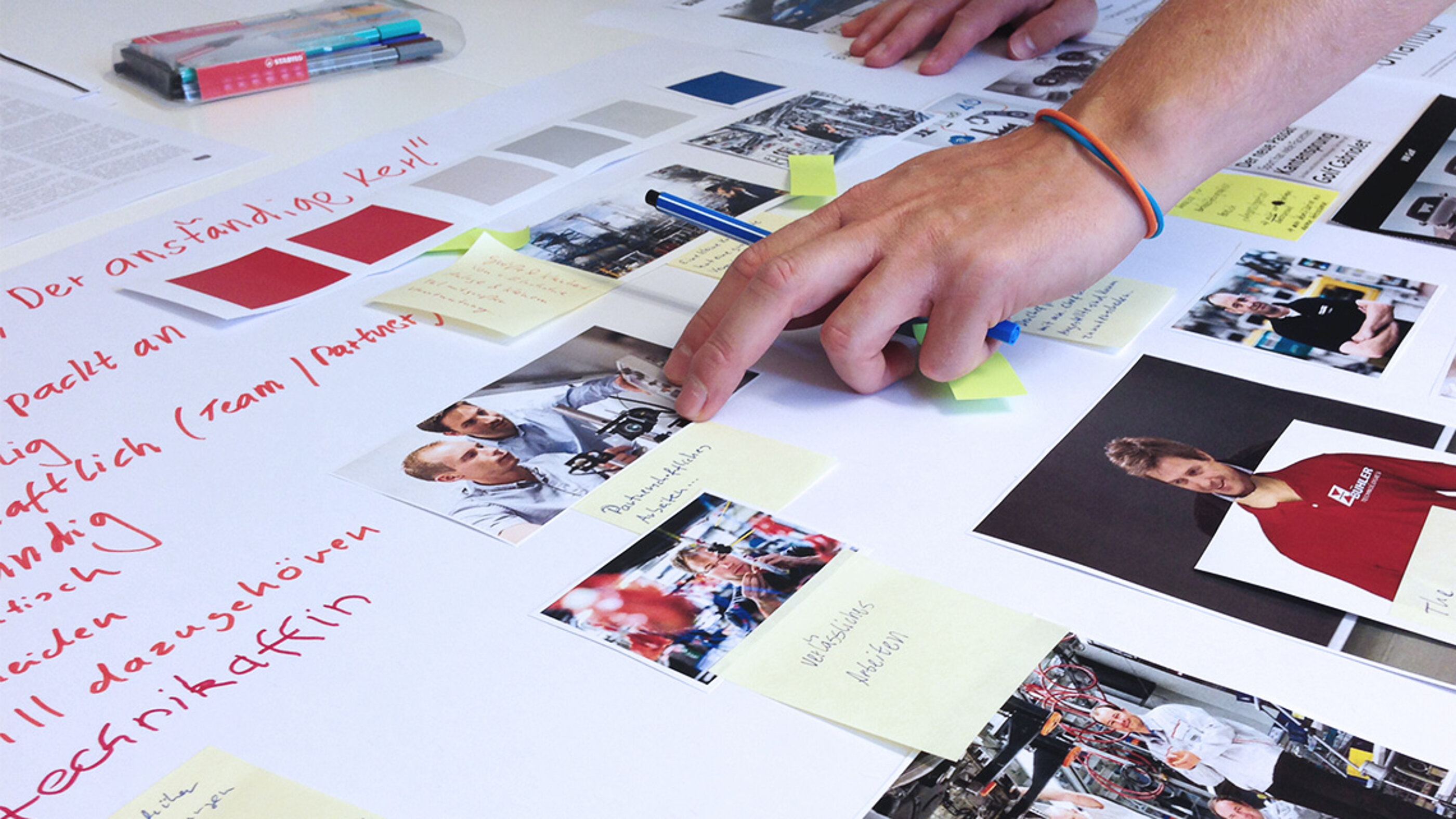 Zur Übersetzung der strategischen Markenpositionierung ins Corporate Design werden Moodboards erstellt und visuelle Attribute definiert. Auf Basis der BÜHLER Technologies Markenpositionierung erstellen Freunde der Klarheit ein Moodboard für das Corporate Design.