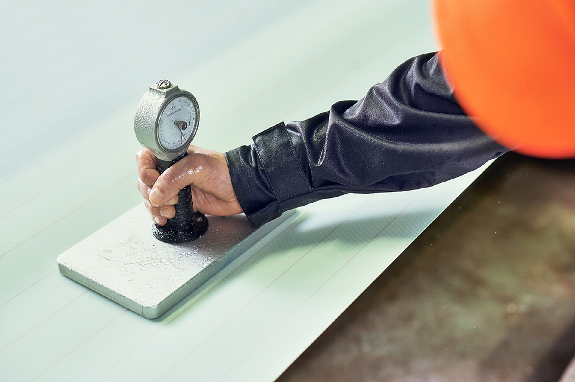 Die richtige Gewebespannung des Textils ist wichtig, um ein Durchhängen oder Überdehnen der Papierbahn zu vermeiden und Abrissen vorzubeugen. Ein Mitarbeiter des technischen Services von Heimbach nimmt eine Messung der Gewebespannung des Nasssiebes in der Papiermaschine vor.