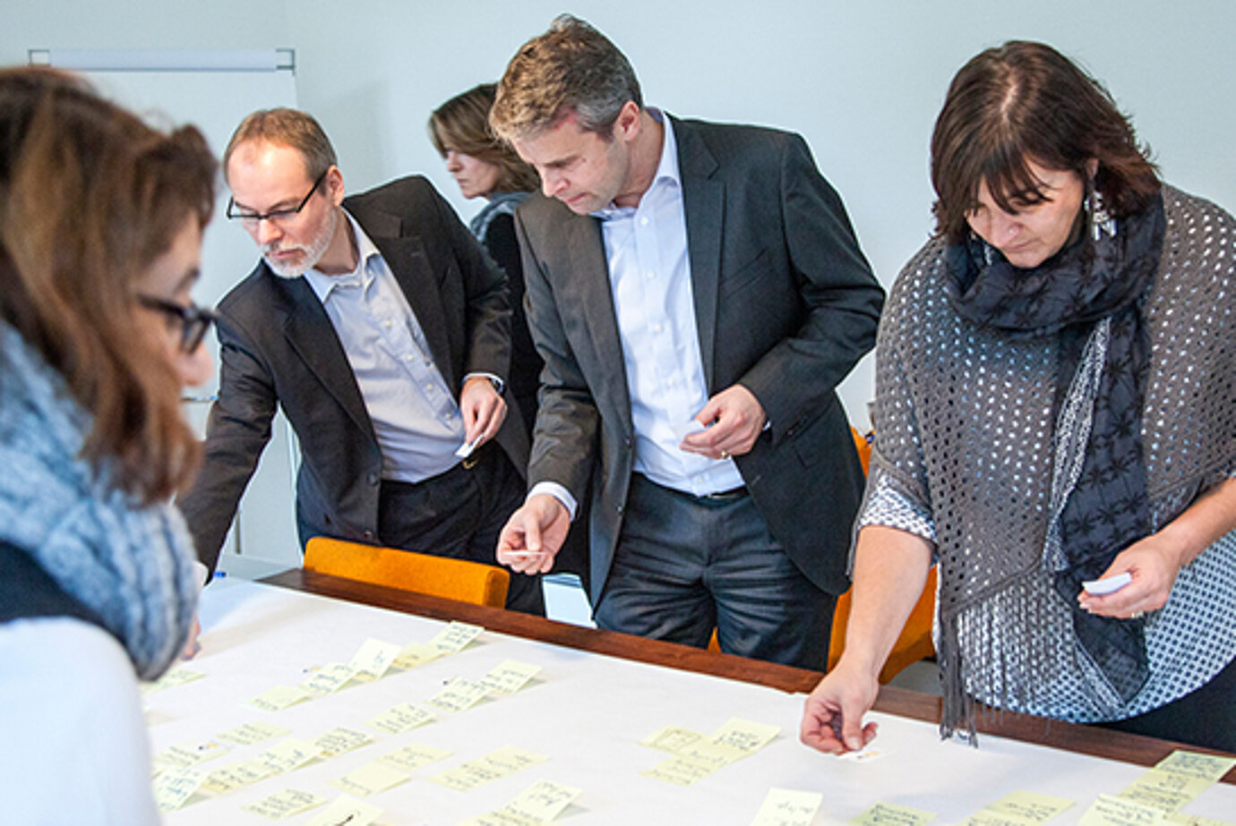 Ein Experten-Team, das das Unternehmen, die Produkte, die Kunden und Märkte kennt, entwickelt die Markenstrategie. Kunden in einem Markenstrategie Workshop bei den Freunden der Klarheit.