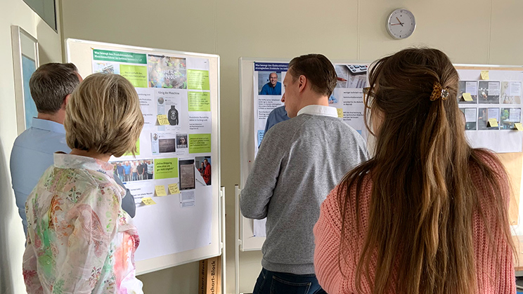Team-Mitglieder, die das Unternehmen kennen und Kunden-Kontakt haben, tragen im Strategie-Workshop wertvolle Erfahrungen bei. Nach intensiver Gruppenarbeit erfolgt Im Workshop ein Austausch zu den Ergebnissen. So kommen weitere Gedanken auf, die das Bild der Kunden-Personas weiter konkretisieren.